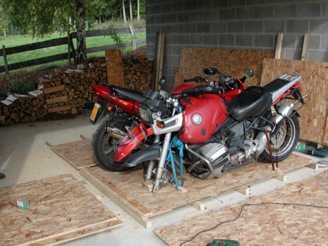 De motoren zijn op de onderplaat vastgezet