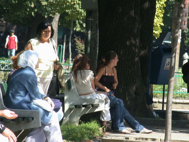 Gemengd publiek in een stadspark in Turkije