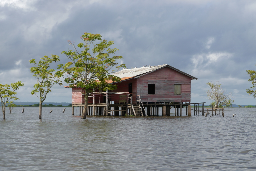 Huizen staan een half jaar in het water